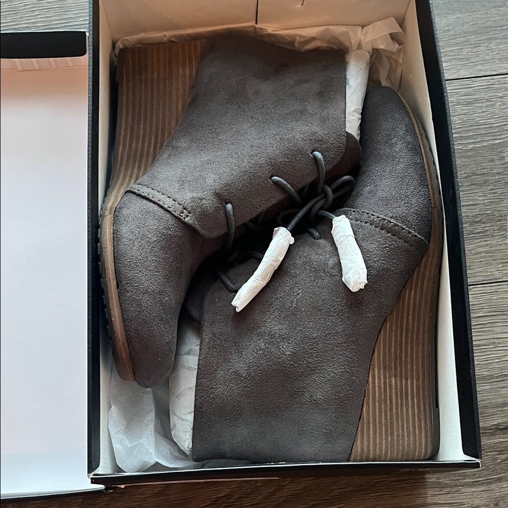 Dr. Scholl's Dakota Gray faux Suede ultra comfortable and chic Ankle Boots